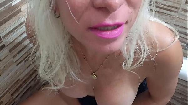 Ayun xxx y Señora Madura Transexual Se ponen cachondos listos para follar en el baño parte 1